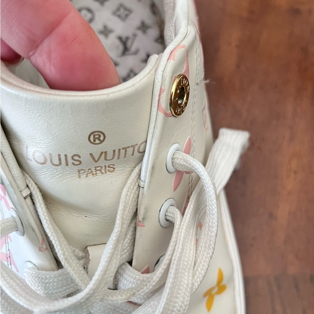 Louis Vuitton Pink and Yellow Time Out By the Pool. Lots of life left - Picture 3 of 16